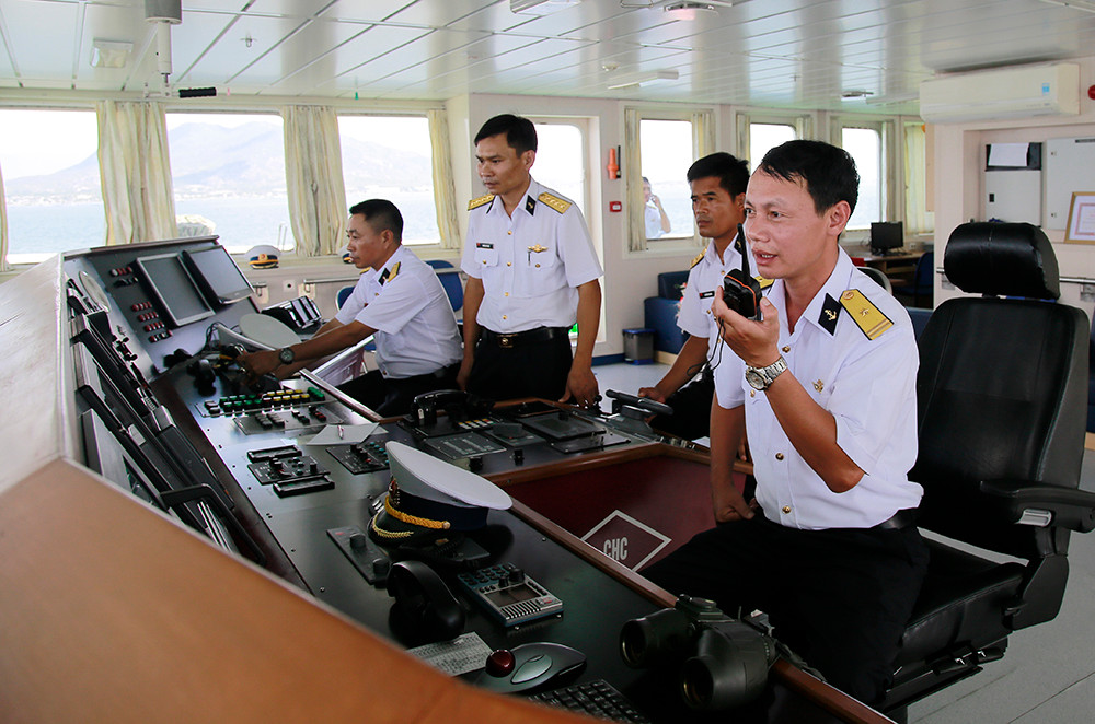 Kíp chỉ huy Tàu 561 điều hành tàu rời cảng