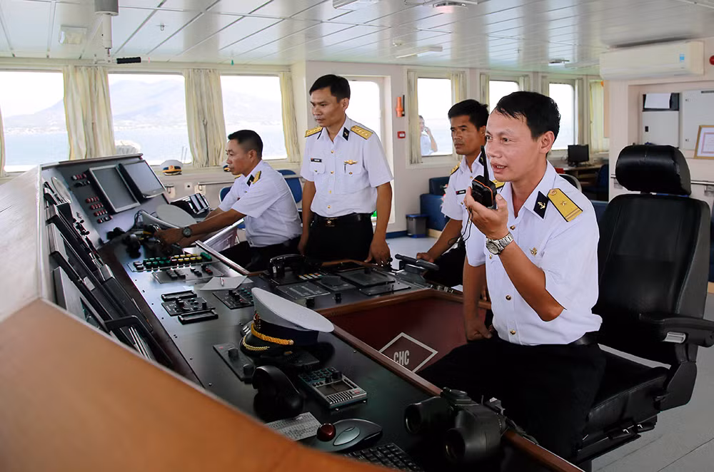 Kíp chỉ huy Tàu 561 điều hành tàu rời cảng