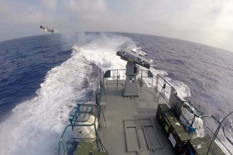 Theo Rafael, hệ thống Typhoon MLS-ER là tổ hợp vũ khí tích hợp mở rộng tương thích với các mẫu tàu chiến và tàu tuần tra cao tốc cỡ nhỏ, quá trình tích hợp Typhoon MLS-ER diễn ra cũng khá đơn giản và không làm ảnh hưởng đến kết cấu tổng thể của tàu. Nguồn ảnh: MaxDefense.