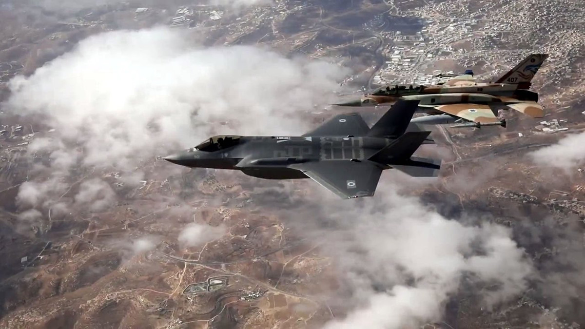 Bên cạnh các loại vũ khí được Mỹ trang bị trên F-35, Israel còn mở rộng kho vũ khí của chiến đấu cơ này với các tên lửa dẫn đường do Israel chế tạo có tầm bắn xa hơn các loại tên lửa của Mỹ cùng với đó là khả năng tác chiến điện tử cực mạnh nhằm vô hiệu hóa các hệ thống phòng không của đối phương. Nguồn ảnh: The Aviationist.