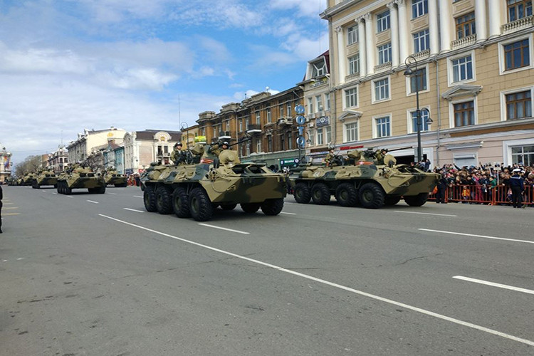 Trong ảnh là đội hình xe bọc thép chở quân BTR-82A của Hải quân Đánh bộ Nga tham gia lễ duyệt binh tại Vladivostok. Nguồn ảnh: Bộ Quốc phòng Nga.