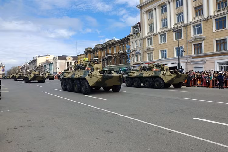 Trong ảnh là đội hình xe bọc thép chở quân BTR-82A của Hải quân Đánh bộ Nga tham gia lễ duyệt binh tại Vladivostok. Nguồn ảnh: Bộ Quốc phòng Nga.