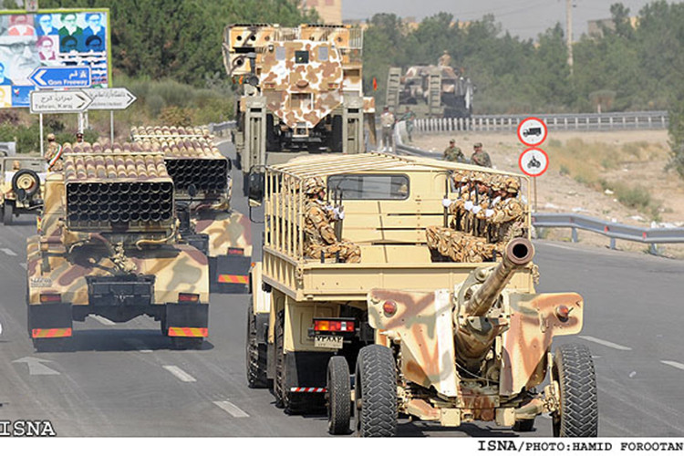Ngoài ra lực lượng này còn có 1.315 xe thiết giáp các loại, nổi bật là BMP-1, BMP-2, BTR-60, FV101 Scorpion. 320 lựu pháo tự hành các loại, mạnh nhất là lựu pháo tự hành M109 Paladin 155 mm, M107 175 mm của Mỹ, 2S1 Gvozdika 122 mm của Nga, Raad-1, Raad-2 do Iran chế tạo dựa trên lựu pháo của Mỹ và Nga.Nguồn ảnh: ISNA.