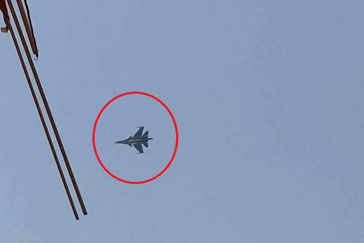 Nhiều nguồn tin từ Lebanon cho biết, Su-34 của Nga đã có màn rượt đuổi với tiêm kích F-16 của Israel khá lâu trên không phận Lebanon trước khi cả hai đồng loạt rút lui. Hình ảnh Su-34 được các nhân chứng ghi lại khi nó đang ở trong không phận Lebanon. Nguồn ảnh: South Front.