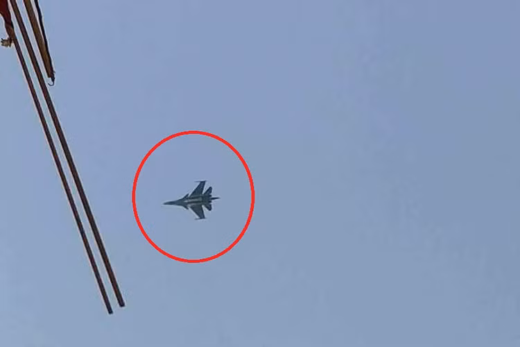 Nhiều nguồn tin từ Lebanon cho biết, Su-34 của Nga đã có màn rượt đuổi với tiêm kích F-16 của Israel khá lâu trên không phận Lebanon trước khi cả hai đồng loạt rút lui. Hình ảnh Su-34 được các nhân chứng ghi lại khi nó đang ở trong không phận Lebanon. Nguồn ảnh: South Front.