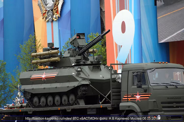 Một mẫu phương tiện chiến đấu bộ binh mới khác của Quân đội Nga tham gia lễ duyệt binh Ngày Chiến thắng năm nay chính là robot chiến đấu Uran-9 và Uran-6 (biến thể công binh), đây là mẫu phương tiện chiến đấu không người lái trên mặt đất duy nhất từng được thực chiến. Nguồn ảnh: bastion-karpenko.ru.