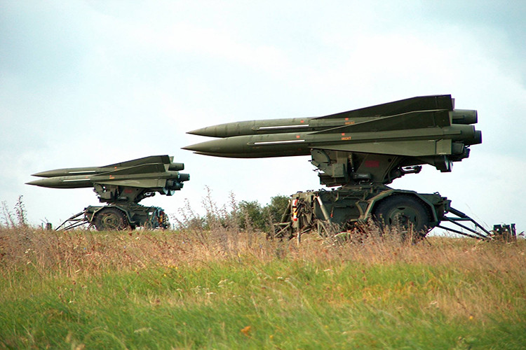 Mỗi khẩu đội Hawk có tổng cộng 6 bệ phóng tên lửa với 18 quả đạn (mỗi bệ lắp 3 đạn). Tất cả đều được đặt trên tổ hợp phóng di động, tuy nhiên việc thu hồi và triển khai khá nhanh vì các thành phần nhỏ gọn. Nguồn ảnh: Pinterest.