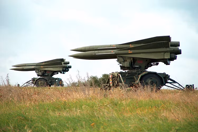 Mỗi khẩu đội Hawk có tổng cộng 6 bệ phóng tên lửa với 18 quả đạn (mỗi bệ lắp 3 đạn). Tất cả đều được đặt trên tổ hợp phóng di động, tuy nhiên việc thu hồi và triển khai khá nhanh vì các thành phần nhỏ gọn. Nguồn ảnh: Pinterest.