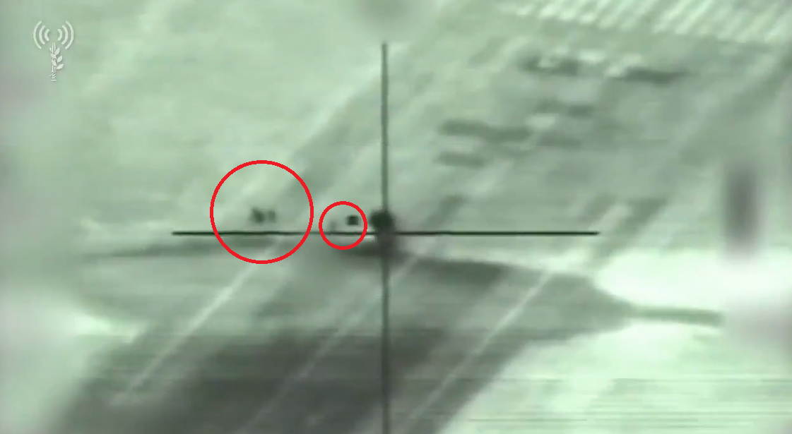 Dựa vào những hình ảnh cuối cùng tên lửa Israel ghi lại trước khi phá hủy Pantsir-S1 có thể thấy tổ đội điều khiển của tổ hợp phòng không này đang đứng cách Pantsir-S1 khá xa, thậm chí khi tên lửa gần lao tới mới có binh sĩ Syria chạy vào bên trong Pantsir-S1. Trong ảnh dấu đỏ là vị trí được cho tổ đội điều khiển Pantsir-S1 của Syria ở thời điểm tổ hợp này bị tấn công.