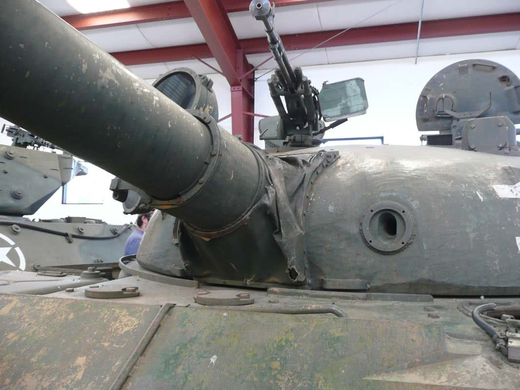 Do nòng pháo phải thường xuyên thay đổi góc ngẩng, phần tiếp giáp giữa tháp pháo và nòng pháo bị coi là điểm yếu của xe tăng. Để khắc phục vấn đề này, các kỹ sư chế tạo đã bổ sung thêm một lớp thép vào vị trí này, còn gọi là khiên bảo vệ. Nguồn ảnh: Sina.