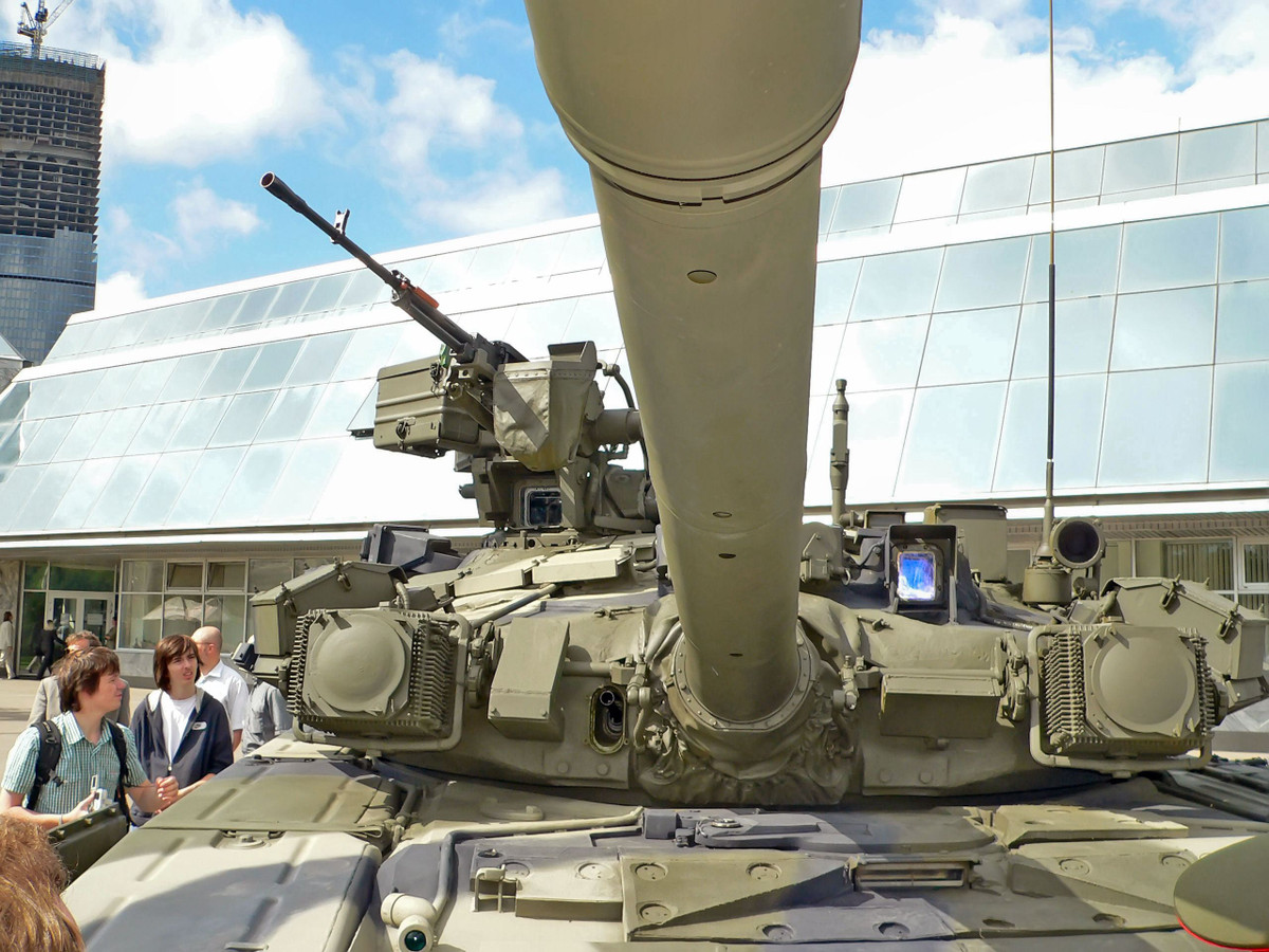 Xe tăng T-90A của Quân đội Nga cũng không phải là ngoại lệ. Nguồn ảnh: wordpress.com.