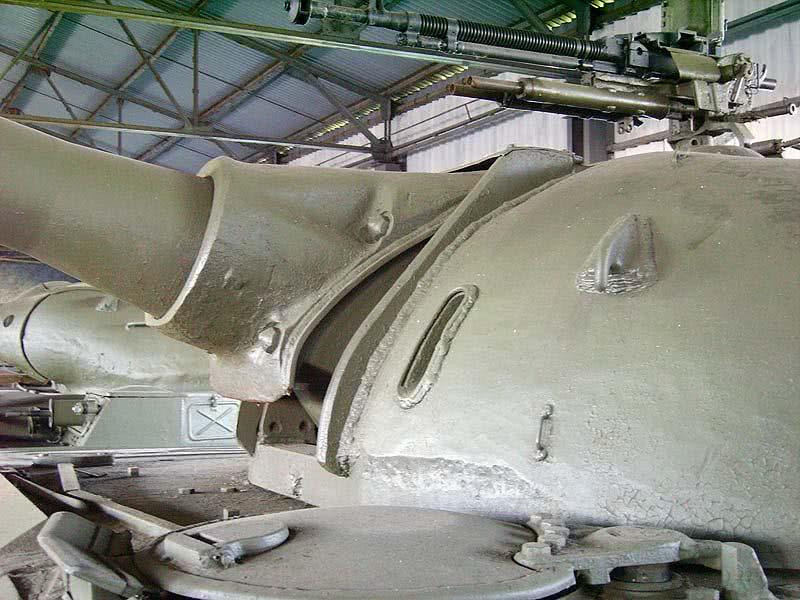 Theo đó, tấm vải bạt này không chỉ được sử dụng để ngăn nước hay bụi bẩn lọt vào tháp pháo thông qua các khớp nối mà nó còn có thể ngăn chặn các tác nhân sinh hóa học vào bên trong xe trong trường hợp xe tăng phải hoạt động trong địa hình bị ô nhiễm bởi vũ khí hóa học. Hình ảnh của một chiếc xe tăng T-55 khi tháo bỏ bạt che ra, để lộ khoảng trống khá lớn giữa tháp pháo và nòng pháo. Nguồn ảnh: Sina.