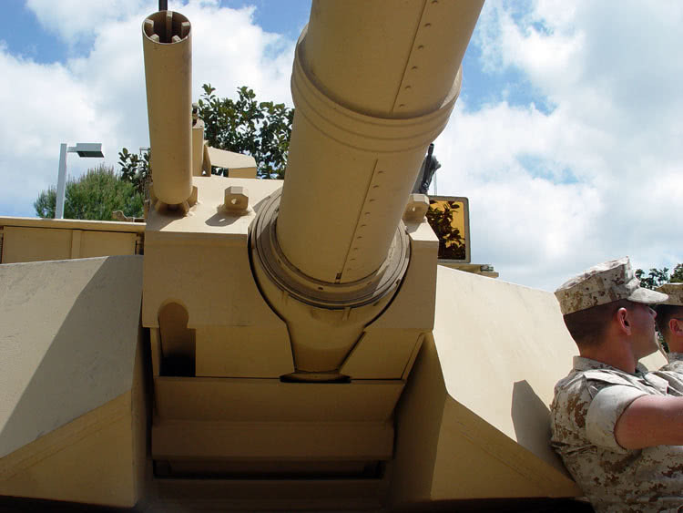 Khiên bảo vệ của xe tăng được phân làm 2 loại: khiên trong và khiên ngoài. Trong đó hầu hết thiết kế xe tăng theo tiêu chuẩn NATO khiên ngoài, tức là lắp đặt bên ngoài tháp pháo, như chiếc M1 Abrams và Leopard-2. Trong khi đó, các loại xe tăng của Nga hay Trung Quốc lại chủ yếu lắp đặt bên trong tháp pháo, như T-55, T-62, T-72, T-90, T-96 và T-99. Nguồn ảnh: Sina.