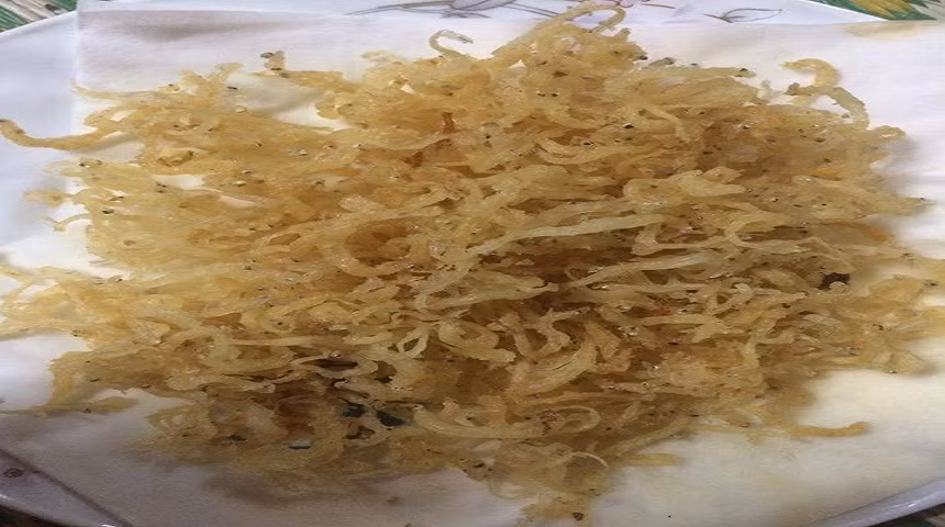 Cá ngần chiên giòn có mùi thơm và vị ngọt tự nhiên. Cá ngần rất dễ ăn và có thể chế biến thành nhiều món khác nhau như chiên giòn, nấu canh chua, làm chả lá lốt hay làm gỏi…