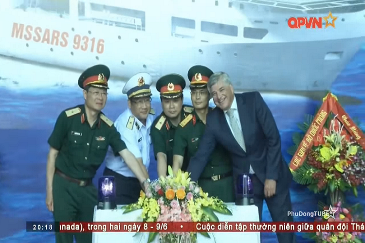 Dự buổi lễ có các đồng chí: Chuẩn Đô đốc Phạm Hoài Nam, Ủy viên Trung ương Đảng, Tư lệnh Hải quân; Thiếu tướng Hồ Quang Tuấn, Phó chủ nhiệm, Tham mưu trưởng Tổng cục Công nghiệp Quốc phòng, cùng đại diện Tập đoàn Damen. Nguồn ảnh: QPVN.