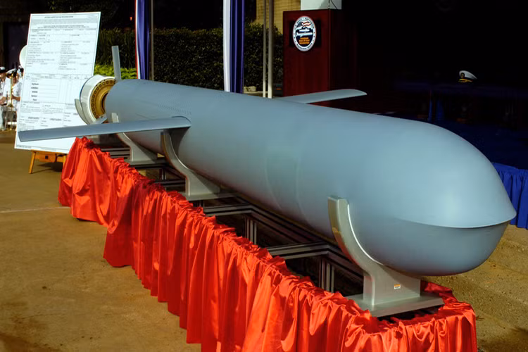 Hợp đồng này trên thực tế đã được giới quan sát tiên liệu từ trước khi Mỹ rục rịch chuẩn bị cho một chiến dịch không kích quy mô vào Syria, còn Raytheon trong những năm trở lại gần đây là công ty cung cấp các tên lửa Tomahawk chính cho Quân đội Mỹ. Trong năm 2016, Lầu Năm Góc cũng từng trao cho Raytheon hợp đồng cung cấp 149 tên lửa Tomahawk Block IV trị giá khoảng 202 triệu USD. Nguồn ảnh: seaforces.org.