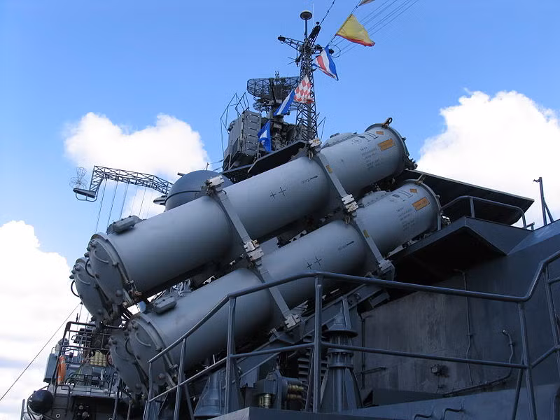 Con tàu được trang bị hai bệ phóng 8 quả tên lửa hành trình Uran có tầm phóng 130km, mỗi phát bắn được ước tính đủ sức hạ một tàu chiến 5.000 tấn. Nguồn ảnh: Wikipedia