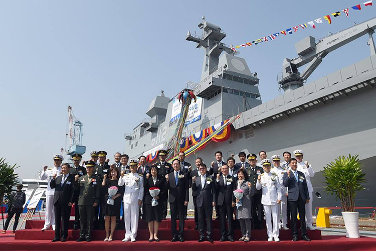 Theo Yonhap, đích thân Bộ trưởng Quốc phòng Hàn Quốc Song Young-moo đã đến dự lễ hạ thủy tàu độ bổ tấn công tiếp theo thuộc lớp Dokdo do Công ty xây dựng và công nghiệp nặng Hanjin ở Busan đóng mới cho hải quân nước này. Nguồn ảnh: Hải quân Hàn Quốc.