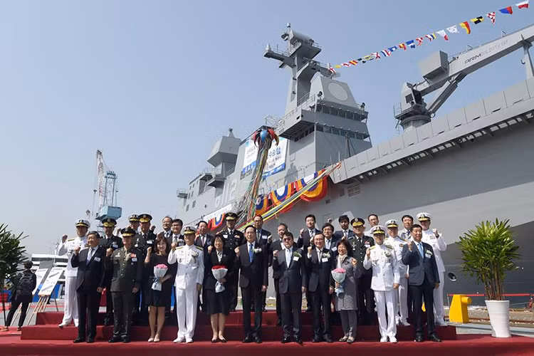 Theo Yonhap, đích thân Bộ trưởng Quốc phòng Hàn Quốc Song Young-moo đã đến dự lễ hạ thủy tàu độ bổ tấn công tiếp theo thuộc lớp Dokdo do Công ty xây dựng và công nghiệp nặng Hanjin ở Busan đóng mới cho hải quân nước này. Nguồn ảnh: Hải quân Hàn Quốc.