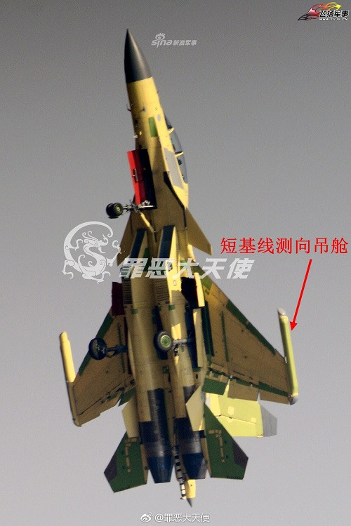 Các chuyên gia phân tích quân sự cho rằng, việc Trung Quốc đẩy mạnh phát triển các loại máy bay tác chiến điện tử tại thời điểm hiện tại có ý nghĩa rất lớn, nhằm hoàn thiện khả năng tác chiến điện tử của cả Không quân lẫn Hải quân Trung Quốc. Dấu đỏ trong hình đánh dấu vị trí pod tác chiến điện tử được tích hợp sẵn trên J-15D. Nguồn ảnh: Sina.