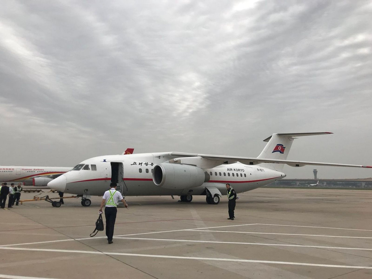 Nhóm phóng viên quốc tế di chuyển từ Bắc Kinh tới Wonsan (Triều Tiên) trên một chiếc máy bay nhỏ của hãng hàng không Air Koryo. Ảnh: Sky News