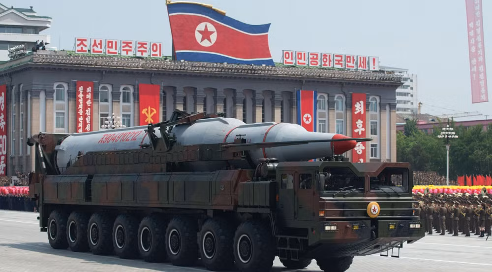 Tên lửa Rodong-1, hoặc Hwasong-7, được cho là phát triển từ tên lửa R-17 Elbrus của Liên Xô, có tầm hoạt động từ 1.200 đến 1.500 km, mang theo đầu đạn 650 – 1.200 kg, được Triều Tiên thử nghiệm vào các năm 2006, 2014 và 2016. (Ảnh: KCNA)