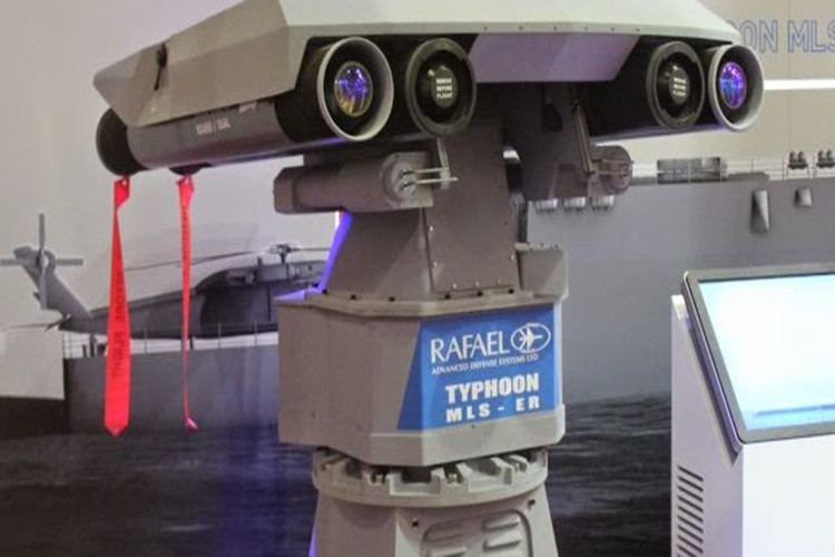 Cận cảnh hệ thống vũ khí của Typhoon MLS-ER với cụm bốn tên lửa dẫn đường Spike-ER, trọng lượng của mỗi quả Spike-ER là 34kg với khả năng xâm nhập lớp giáp bằng thép cán dày tới 1.000mm. Spike-ER còn được trang bị một đầu dẫn quang điện cho phép tấn công chính xác mục tiêu với sai số thấp nhất. Nguồn ảnh: Wikipedia.