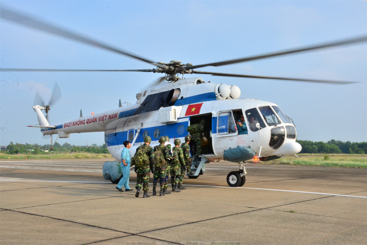 Di chuyển lên máy bay.