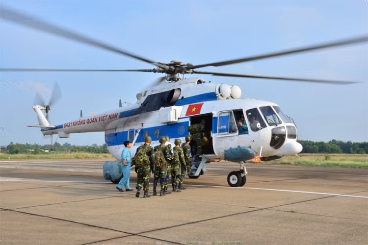 Di chuyển lên máy bay.