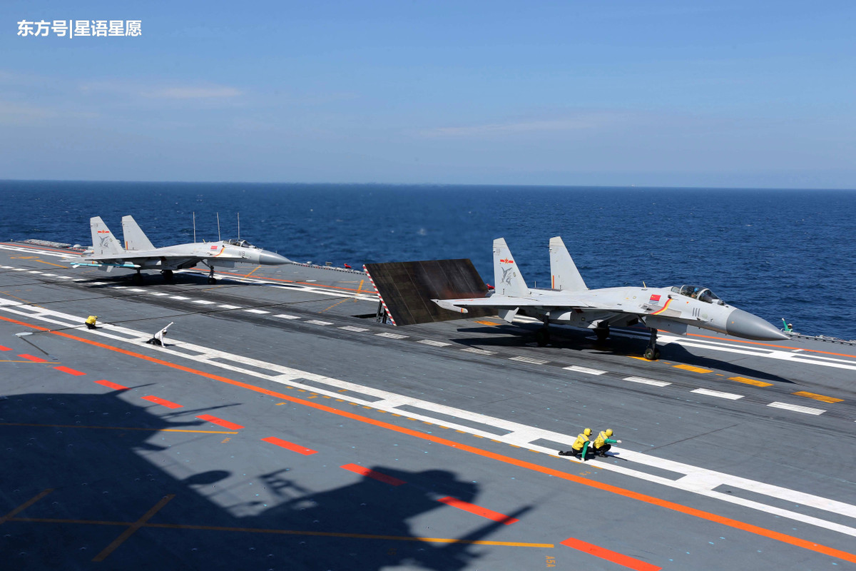 Khi mang toàn bộ khí tài tác chiến điện tử, J-15D vẫn còn 6 giá treo vũ khí, mang theo ba loại tên lửa diệt radar (ARM) khác nhau. Trong đó, điển hình là tên lửa CM-103 với đầu đạn nặng 80kg, tầm bắn gần 100km và có thể đánh trúng các mục tiêu trên mặt đất và trên biển. Nguồn ảnh: Sina.