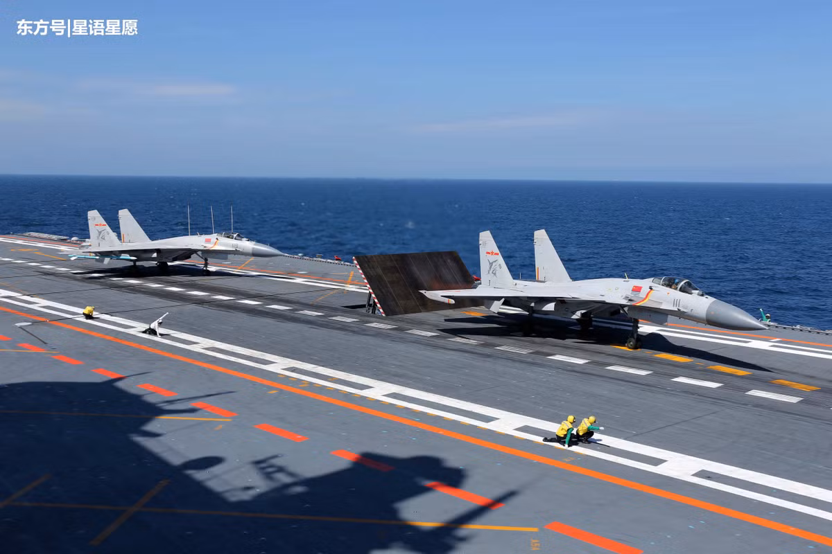 Khi mang toàn bộ khí tài tác chiến điện tử, J-15D vẫn còn 6 giá treo vũ khí, mang theo ba loại tên lửa diệt radar (ARM) khác nhau. Trong đó, điển hình là tên lửa CM-103 với đầu đạn nặng 80kg, tầm bắn gần 100km và có thể đánh trúng các mục tiêu trên mặt đất và trên biển. Nguồn ảnh: Sina.