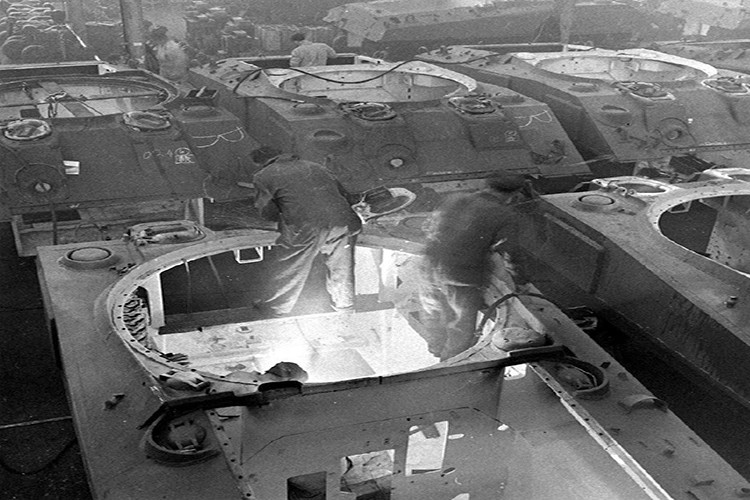 Bên trong một nhà máy sản xuất xe tăng M4 Sherman của Mỹ vào năm 1944.