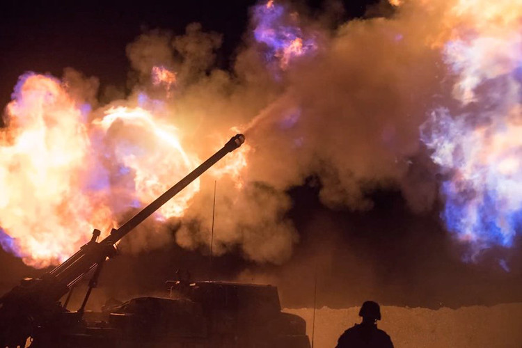 Caesar có thể bắn hầu hết đạn pháo 155mm tiêu chuẩn NATO gồm: đạn nổ phá thường; đạn nổ phá mảnh thông thường; đạn nổ phá mảnh tăng tầm; đạn chống tăng đặc biệt; đạn khói và đạn chiếu sáng. Tầm bắn tối đa đạt 42km với đạn tăng tầm hoặc thấp hơn một chút với đạn thường.