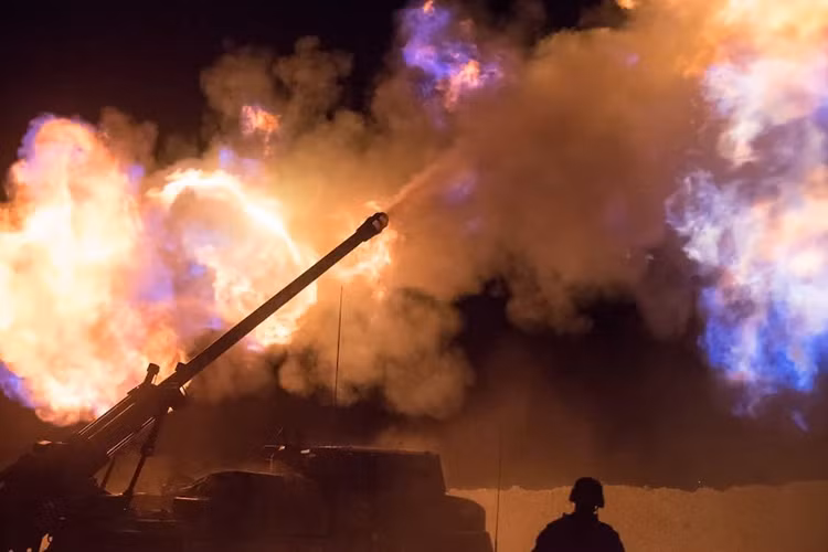 Caesar có thể bắn hầu hết đạn pháo 155mm tiêu chuẩn NATO gồm: đạn nổ phá thường; đạn nổ phá mảnh thông thường; đạn nổ phá mảnh tăng tầm; đạn chống tăng đặc biệt; đạn khói và đạn chiếu sáng. Tầm bắn tối đa đạt 42km với đạn tăng tầm hoặc thấp hơn một chút với đạn thường.