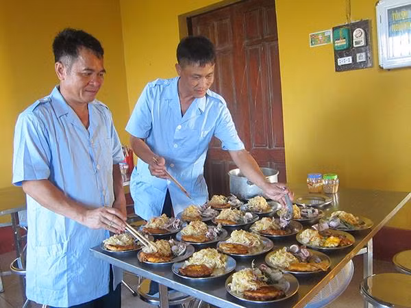 Nhân viên nuôi quân bảo đảm bữa ăn thường xuyên cho bộ đội.
