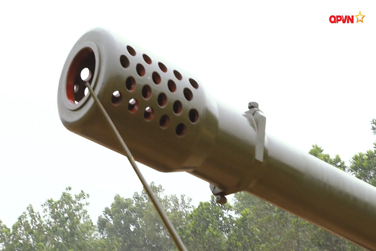 Tuy có kích thước khá lớn nhưng pháo M46 lại được cấu thành từ 15 bộ phận chính gồm: thân pháo, khóa nòng, hãm lùi, bộ phận ngắm, lá chắn (chống mảnh đạn, bom), bộ phận cân bằng, bộ phận kích càng, bộ phận kéo đẩy thân pháo... Nguồn ảnh: QPVN.