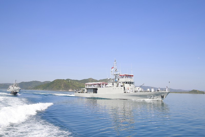 Biên đội tàu chở Tư lệnh Hải quân Indonesia, Tư lệnh và chỉ huy Hải quân các nước duyệt binh tàu mặt nước.