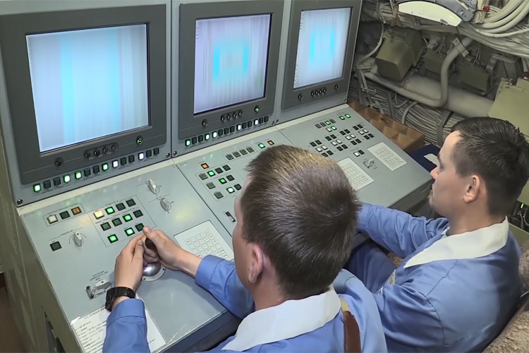 Dù vậy có vẻ như kế hoạch trên đã được thay đổi và chỉ có mình tàu Yuri Dolgoruky tham gia vụ phóng thử nghiệm với 4 quả Bulava được bắn đi từ Biển Trắng. Nguồn ảnh: Bộ Quốc phòng Nga.