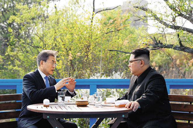 Tổng thống Hàn Quốc Moon Jae In và nhà lãnh đạo Triều Tiên Kim Jong Un đã trò chuyện riêng với nhau trong nửa tiếng trên cây cầu ở Bàn Môn Điếm. Ảnh: Chosun Ilbo.