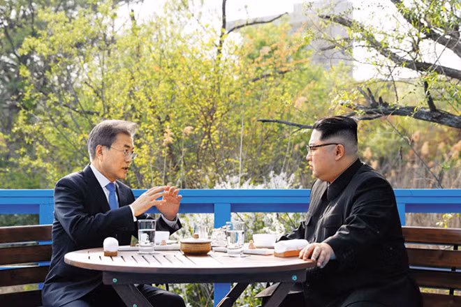 Tổng thống Hàn Quốc Moon Jae In và nhà lãnh đạo Triều Tiên Kim Jong Un đã trò chuyện riêng với nhau trong nửa tiếng trên cây cầu ở Bàn Môn Điếm. Ảnh: Chosun Ilbo.