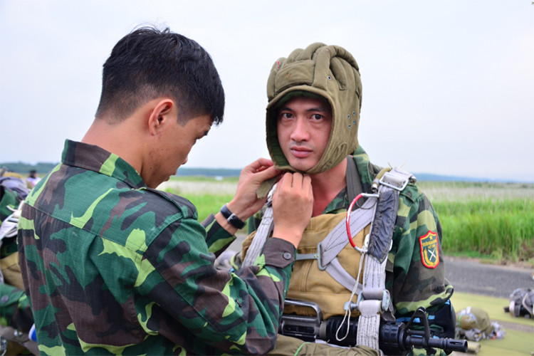 hực hành nhảy dù huấn luyện và đổ bộ đường không giúp cho quân nhân nâng cao trình độ, kỹ thuật, bản lĩnh, ý chí quyết tấm chiến đấu, xử lý tốt các tình huống xảy ra. Ảnh: Đồng đội giúp nhau.