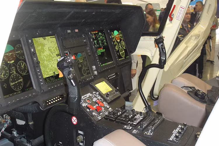 Thiết bị buồng lái của trực thăng đa nặng hạng nhẹ Kazan Ansat do Nga phát triển. Nguồn ảnh: Sputnik.