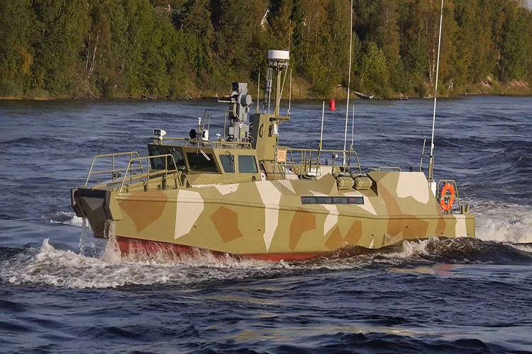 Thứ nhất là tàu được trang bị lớp kính đặc biệt dày tới 39 mm, cho phép chịu được lửa của đạn gây cháy xuyên giáp của súng máy cỡ 7,62 mm. Với lớp bảo vệ vững chắc này, thủy thủ đoàn và lính thủy đánh bộ không bị thiệt hại và ngay lập tức xả đạn bắn trả đối phương. Nguồn ảnh: airbase.ru.