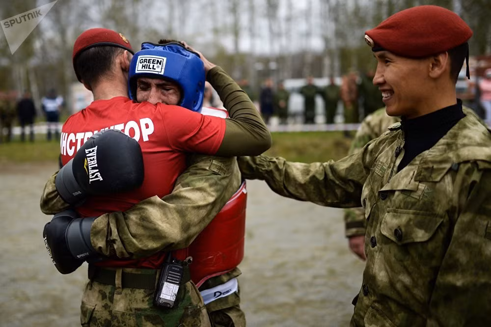Và thử thách cuối cùng và quan trọng nhất trong một kỳ kiểm tra năng lực của lính "mũ nồi đỏ" chính là màn đấu đối kháng tay không giữa các ứng viên. Nguồn ảnh: Sputnik.