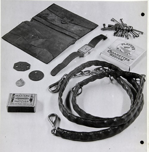 Một số vật dụng cá nhân được trên người xác chết. (Nguồn: npr.org)