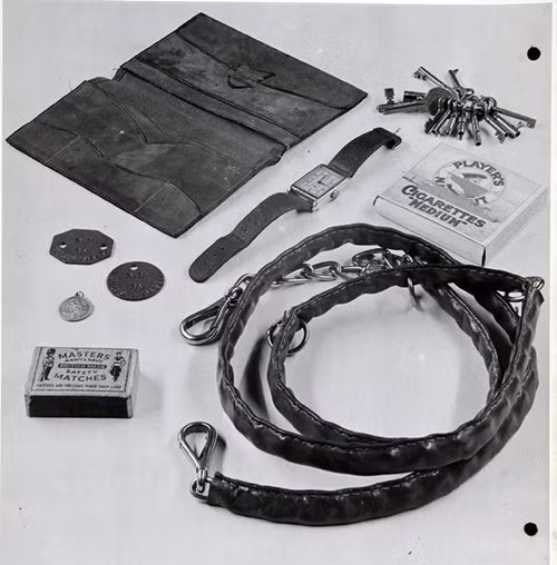 Một số vật dụng cá nhân được trên người xác chết. (Nguồn: npr.org)