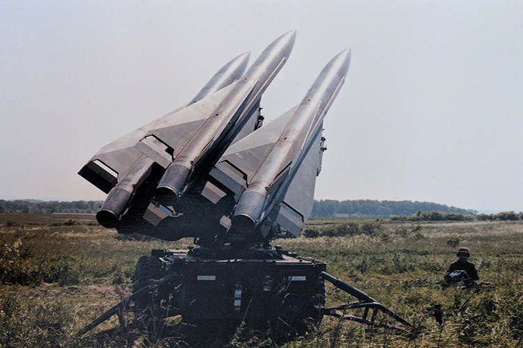 Hệ thống tên lửa Hawk bắt đầu phục vụ trong Quân đội Mỹ từ tháng 8/1960, nó được phát triển bởi hãng Raytheon và có khoảng 40.000 quả tên lửa Hawk đã được chế tạo trong suốt thế kỷ 20. Nguồn ảnh: Pinterest.