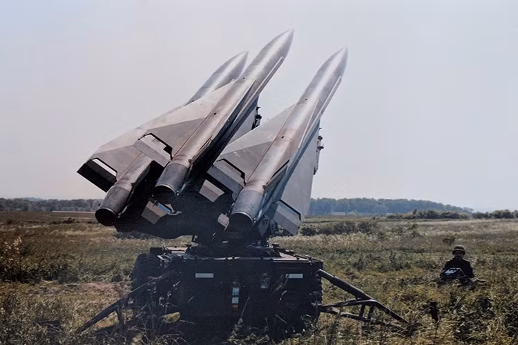 Hệ thống tên lửa Hawk bắt đầu phục vụ trong Quân đội Mỹ từ tháng 8/1960, nó được phát triển bởi hãng Raytheon và có khoảng 40.000 quả tên lửa Hawk đã được chế tạo trong suốt thế kỷ 20. Nguồn ảnh: Pinterest.