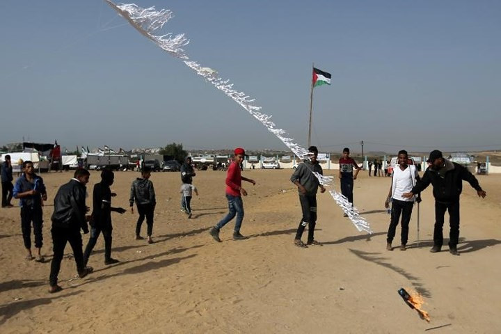 Hình ảnh diều Palestine với đuôi lửa chuẩn bị được thả về phía Israel trong cuộc đụng độ ở giữa dải Gaza.