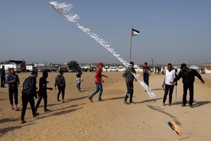 Hình ảnh diều Palestine với đuôi lửa chuẩn bị được thả về phía Israel trong cuộc đụng độ ở giữa dải Gaza.